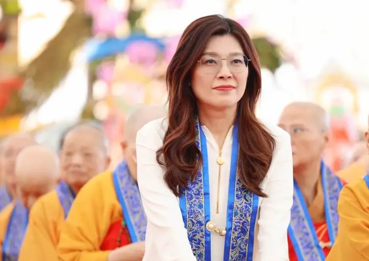 鄭麗文丈夫多年不露面，卻被形容能「旺妻」改命，婚後她的人生為何悄悄變了