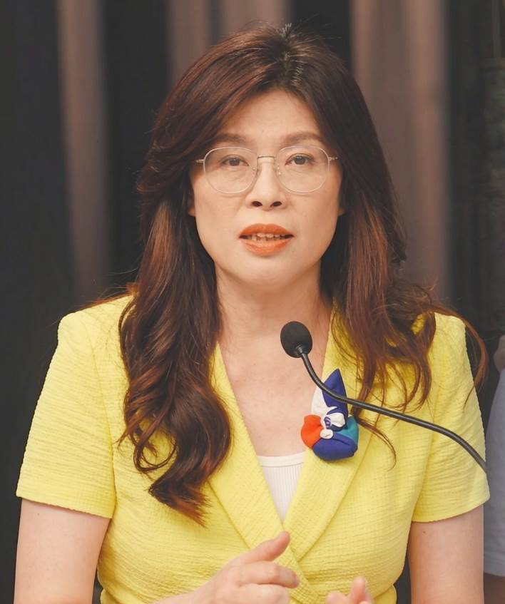 鄭麗文丈夫多年不露面，卻被形容能「旺妻」改命，婚後她的人生為何悄悄變了
