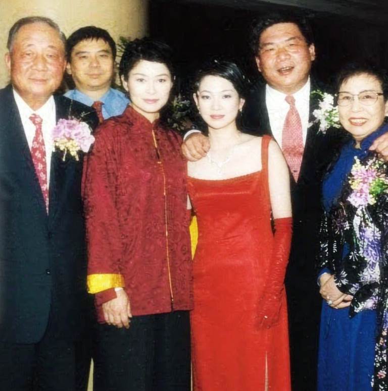 盧秀芳告別主播台後身分大轉彎，37年媒體路走到近60歲，姊妹與丈夫背景成焦點