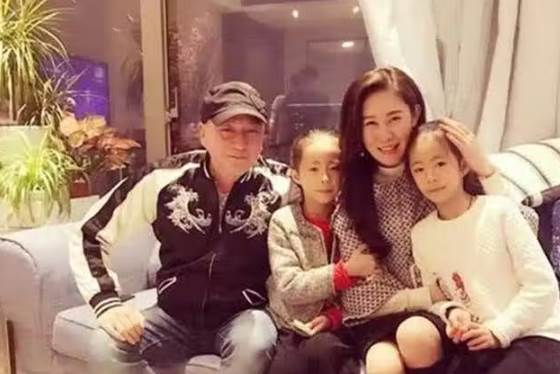 湯鎮業67歲仍在打拚,前段婚姻走過8年,與小25歲妻子養育5名子女
