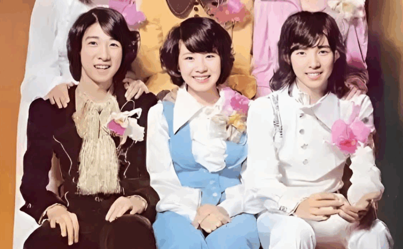 70年代6位俊男美女同框，後排女孩多年後成為歌壇傳奇，身分讓人一眼認出