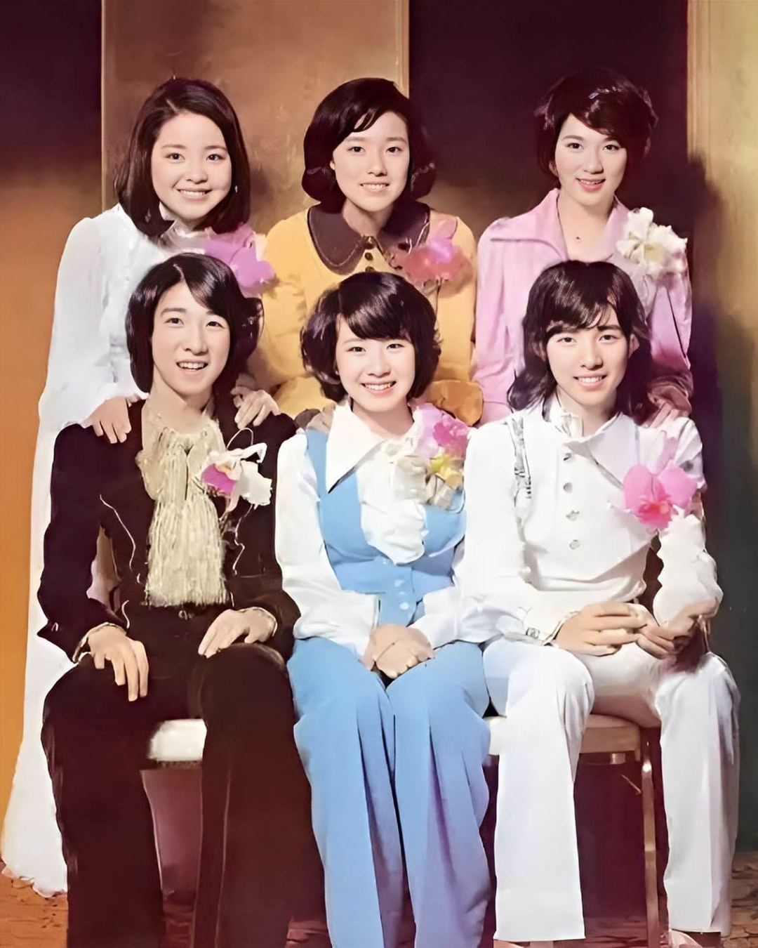 70年代6位俊男美女同框,後排女孩多年後成為歌壇傳奇,身分讓人一眼認出