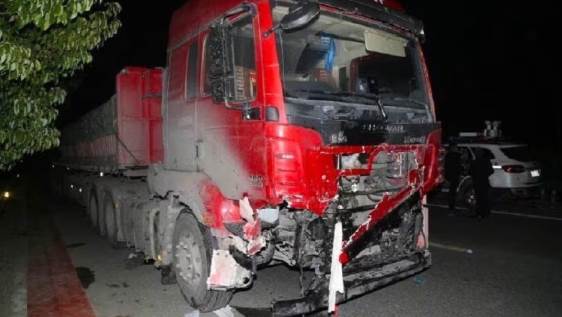 60多人送葬途中突遭大貨車撞擊,81歲老人兩名兒子罹難,後續責任成謎
