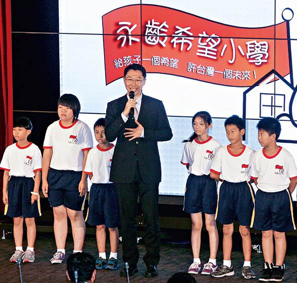 郭臺銘長子為何不接班?2004年帶妻赴美,夫妻選擇終於曝光