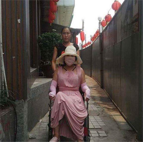 紅粉寶寶42歲砸逾4000萬整形200多次，外貌反被說像60歲她最後想要的不是美貌