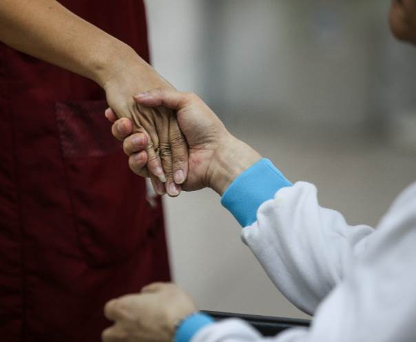 台中護理師被傳每月收50萬，病房老照片曝光後70年恩情翻轉