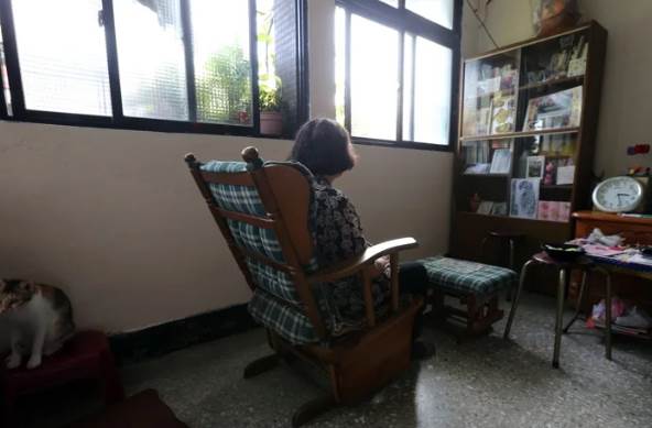 68歲獨居奶奶用電異常查半月，兒子剪線後隔壁傳出慘叫