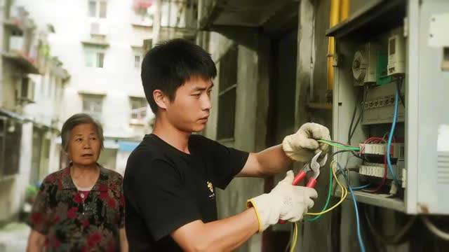 68歲獨居奶奶用電異常查半月，兒子剪線後隔壁傳出慘叫