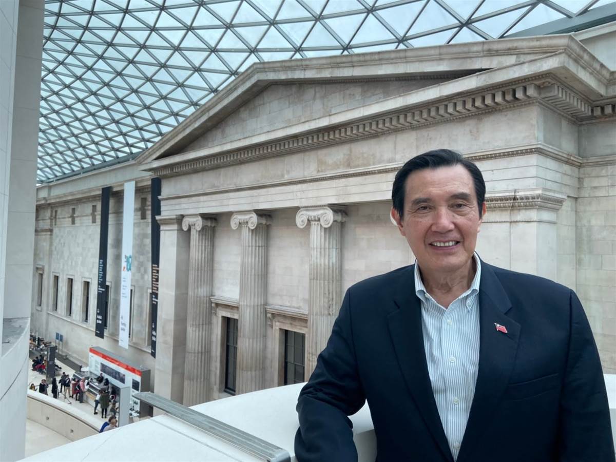 76歲馬英九失智疑雲延燒，突現身淡水老街，從喝咖啡到登橋的狀態出現巨大落差 原文圖片 6
