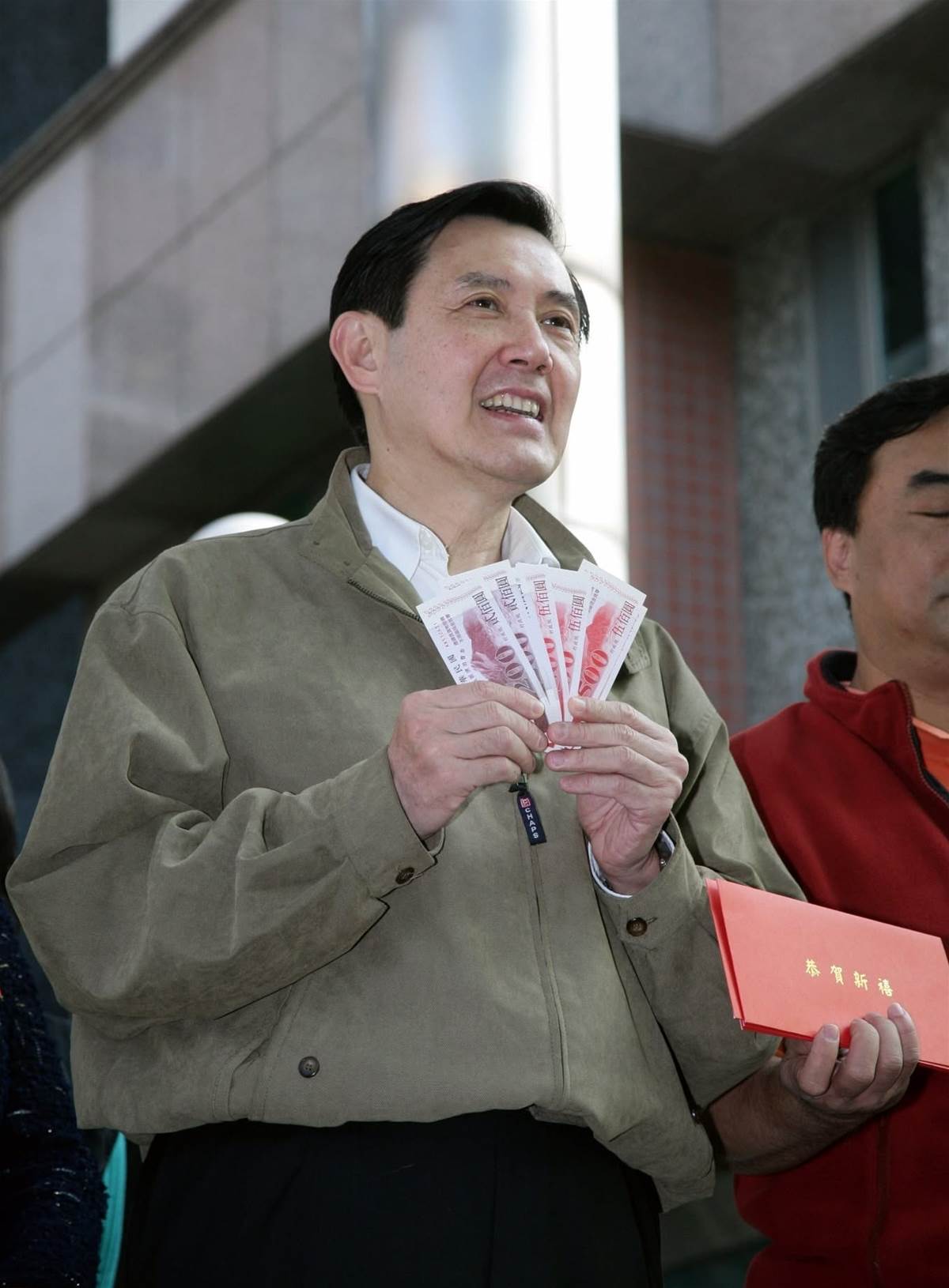76歲馬英九失智疑雲延燒，突現身淡水老街，從喝咖啡到登橋的狀態出現巨大落差 原文圖片 7