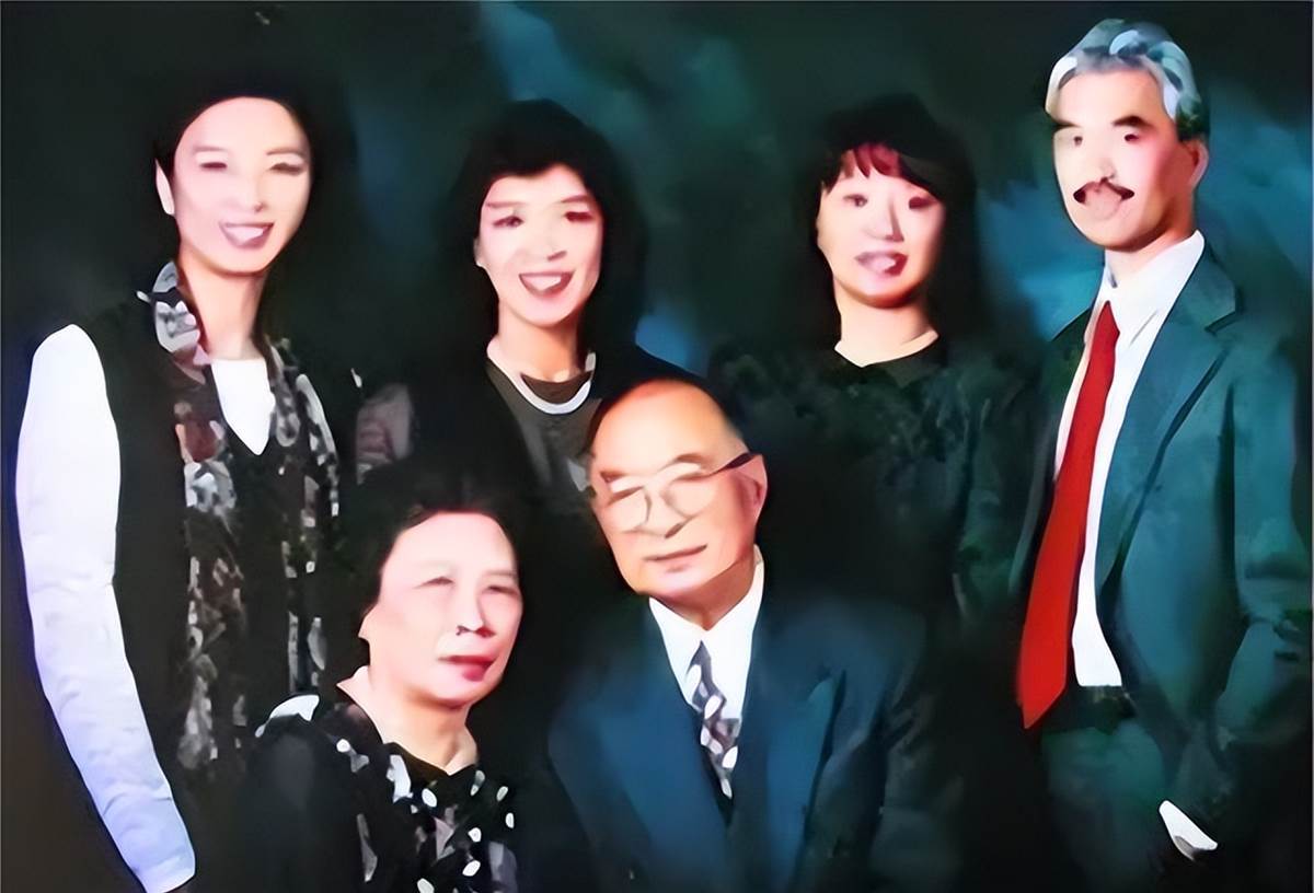 鄧月薇家人合照