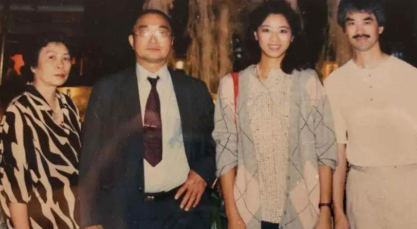 鄧月薇與親友合照