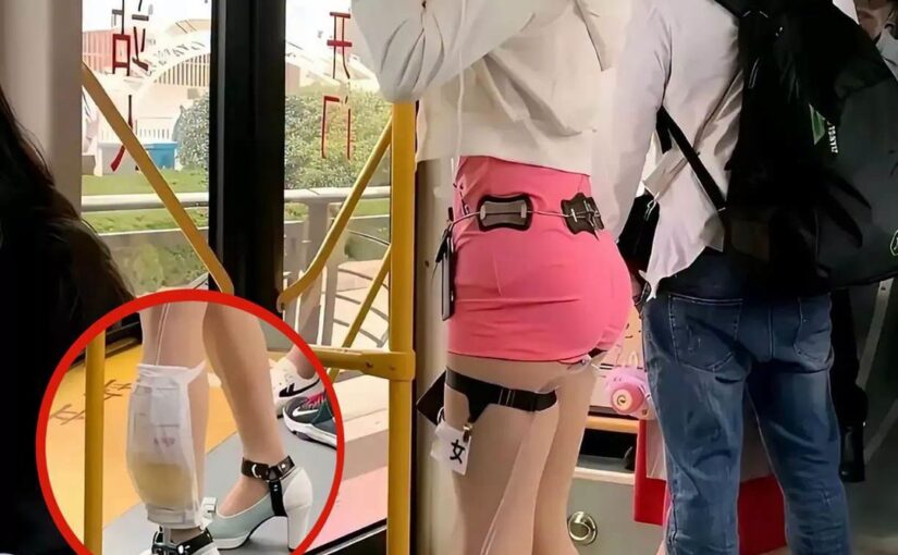 公車上女子穿粉色短褲引側目，腿上那個袋子被看清後，乘客瞬間不敢再亂猜