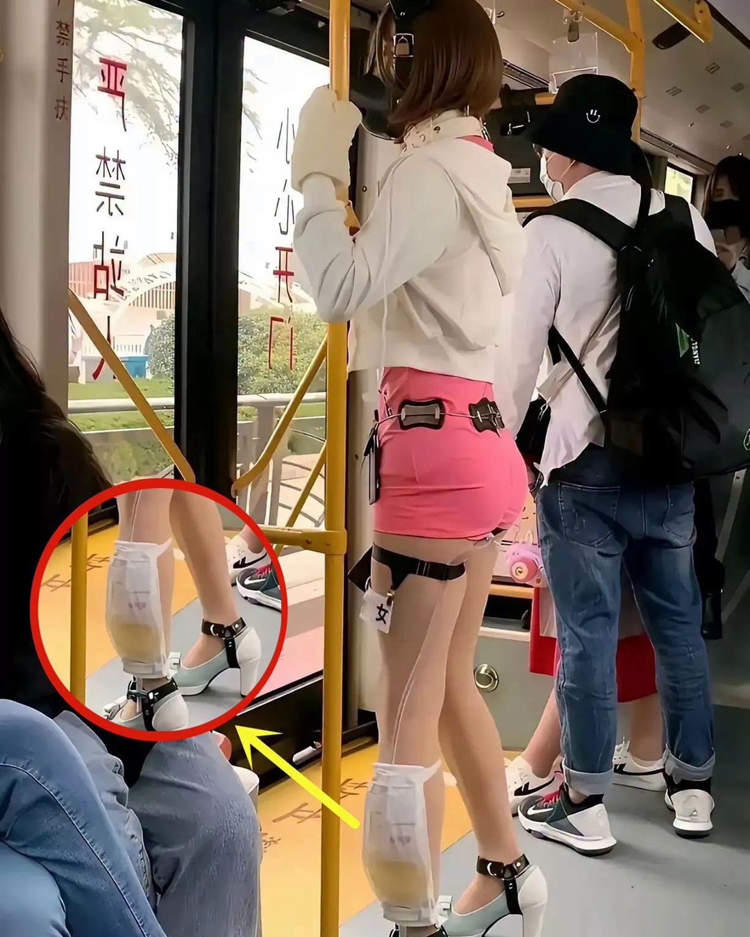 公車上女子穿粉色短褲引側目,腿上那個袋子被看清後,乘客瞬間不敢再亂猜