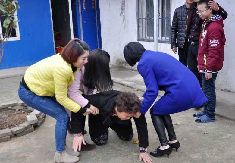 小叔病逝後婆婆逼我離婚娶弟媳,半年後她當街下跪,背後原因讓人傻眼 原文圖片 2