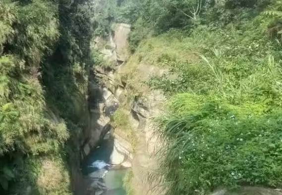 南投太極峽谷山崩28死,320公尺高處巨石墜落,現場照片流傳的詭異一幕至今難解 原文圖片 1