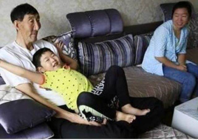 236 公分「第一巨人」58 歲才迎來孩子,從被當成異類到走出草原,背後多年辛酸曝光 原文圖片 1