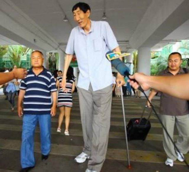 236 公分「第一巨人」58 歲才迎來孩子,從被當成異類到走出草原,背後多年辛酸曝光 原文圖片 4