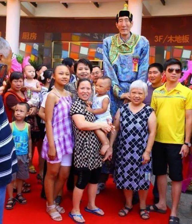 236 公分「第一巨人」58 歲才迎來孩子,從被當成異類到走出草原,背後多年辛酸曝光 原文圖片 6