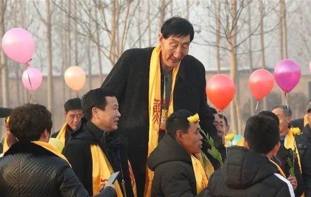 236 公分「第一巨人」58 歲才迎來孩子,從被當成異類到走出草原,背後多年辛酸曝光 原文圖片 7