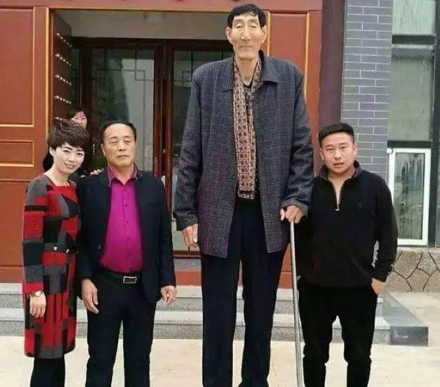 236 公分「第一巨人」58 歲才迎來孩子,從被當成異類到走出草原,背後多年辛酸曝光 原文圖片 9