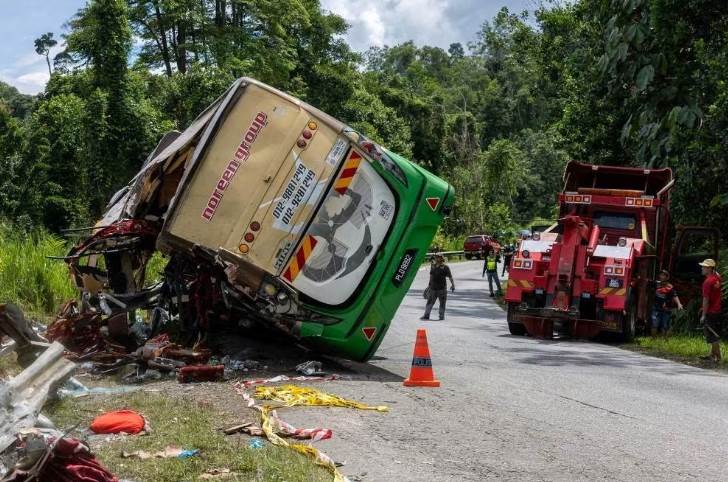 畢業旅行巴士撞上休旅車，15死27傷，警方到場後公布調查方向