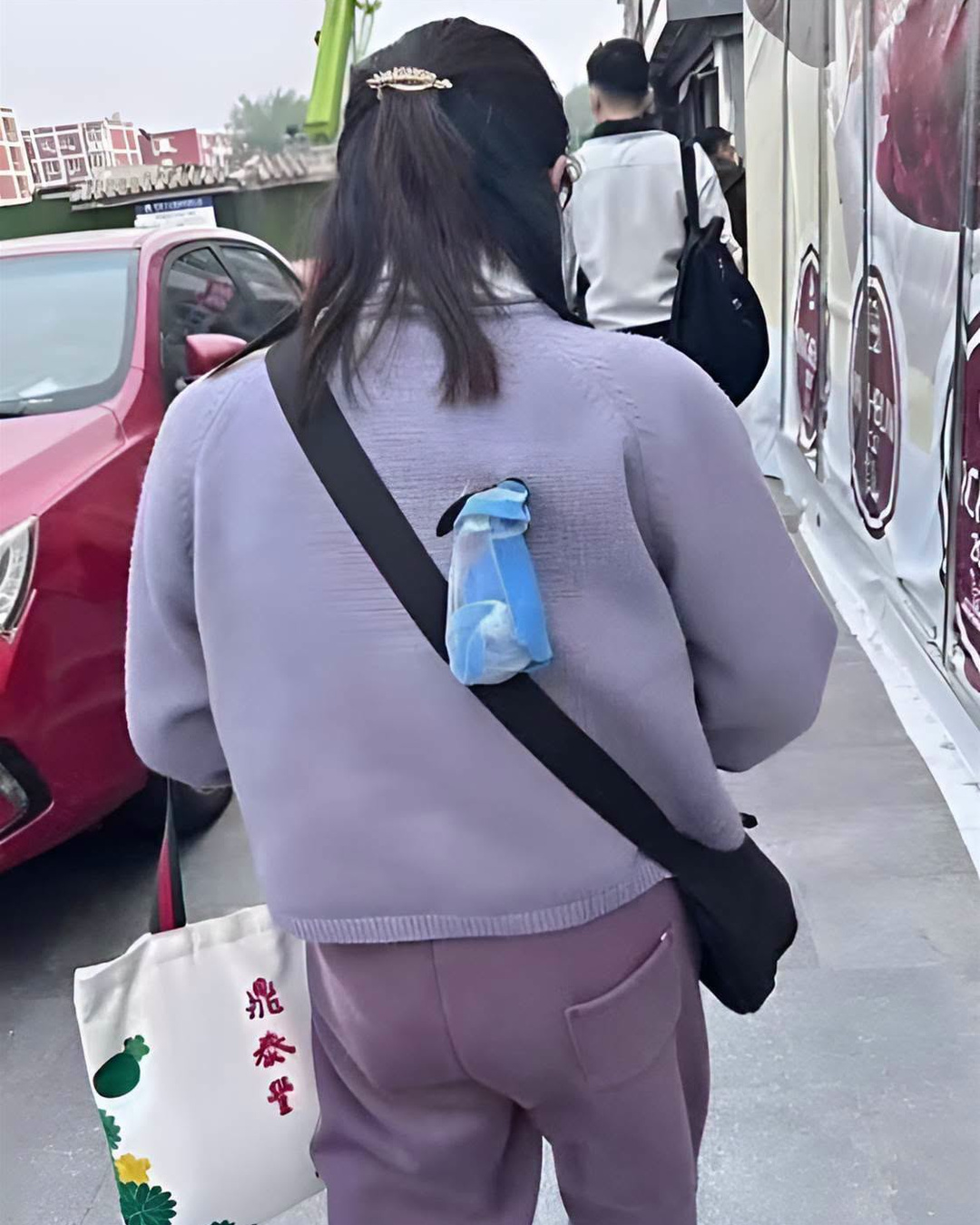 女子背後黏藍色怪東西一路晃，路人糾結要不要提醒，真相揭開全都尷尬