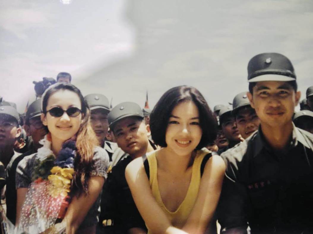55歲林美貞曬31年前勞軍照,身旁熟悉身影曝光網友一看鼻酸