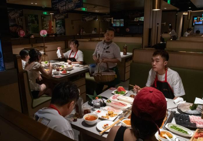 學生吃完火鍋「塞紙條給老闆」！要求趕快去看醫生，他納悶「到醫院檢查」卻嚇到了