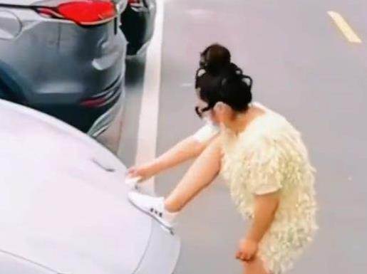 女子竟踩百萬豪車擦鞋!囂張舉動全被拍下,車主現身不吵不鬧,淡定使出「1招」讓她當場傻眼