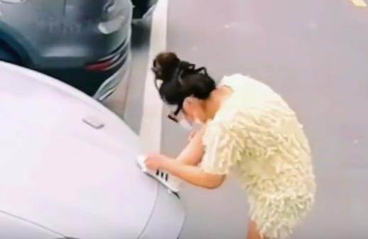 女子竟踩百萬豪車擦鞋!囂張舉動全被拍下,車主現身不吵不鬧,淡定使出「1招」讓她當場傻眼
