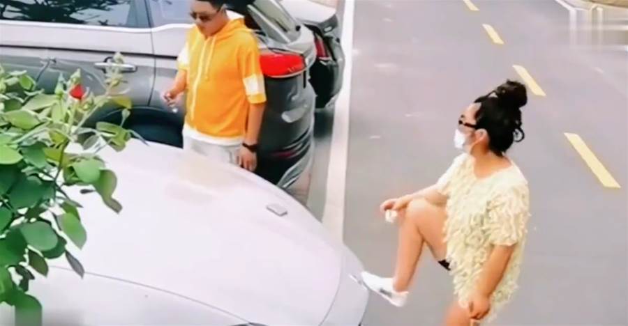 女子竟踩百萬豪車擦鞋!囂張舉動全被拍下,車主現身不吵不鬧,淡定使出「1招」讓她當場傻眼