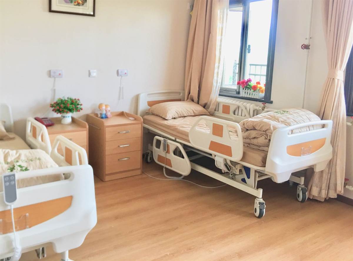 92歲退休教授養大8名博士,晚年被送養老院「8個月沒人繳費」接到電話後真相曝光