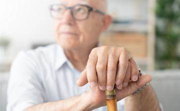92歲退休教授養大8名博士,晚年被送養老院「8個月沒人繳費」接到電話後真相曝光
