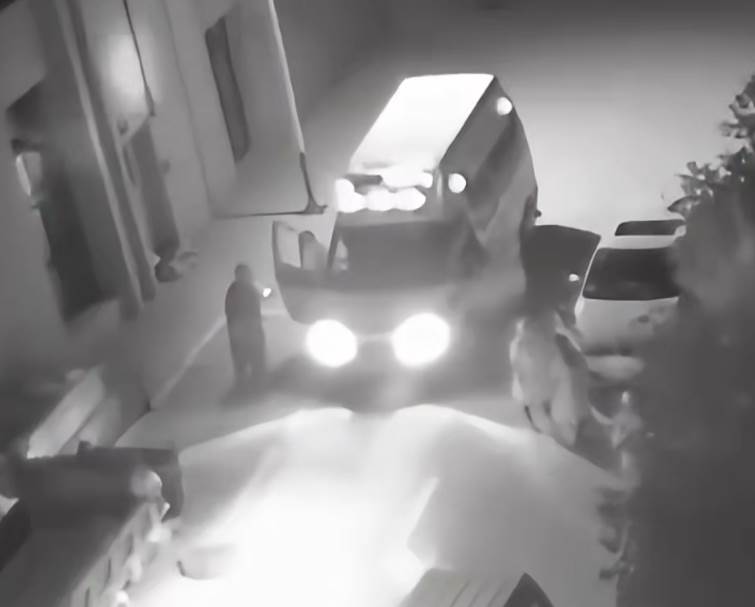 孕婦生產時劇痛墜樓身亡,原想剖腹卻陷入爭議,悲劇背後仍有疑問