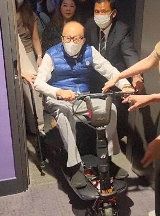 身家破兆也沒用!97歲李嘉誠虛弱坐輪椅,集團接班疑雲浮現,兩名近60歲兒子成關鍵