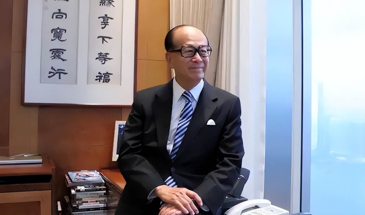 身家破兆也沒用!97歲李嘉誠虛弱坐輪椅,集團接班疑雲浮現,兩名近60歲兒子成關鍵