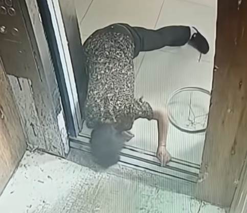 阿嬤拿菜刀擋電梯門,刀具掉進縫隙仍硬搭,下一秒電梯門竟變形