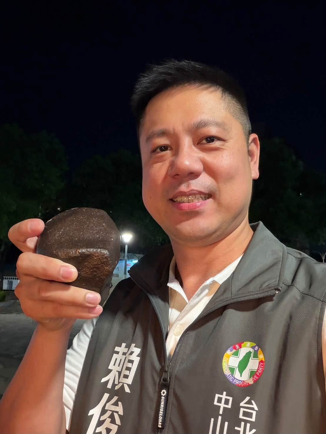 年輕帥到能出道!民進黨戰將「當年帥照瘋傳」,竟是王世堅子弟兵「演藝圈大姐都力挺」