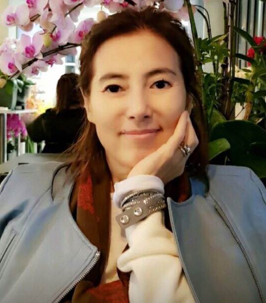 58歲女星李美姬獨居離世，鄰居聞異味報案，身邊只留下陪伴多年的愛犬