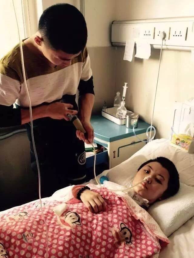 女友意外受傷成植物人!他不離不棄「賣店欠債90萬」也要救人,女友「奇蹟甦醒」後卻報警抓他