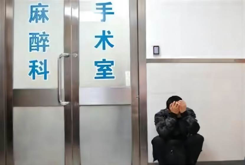 女友意外受傷成植物人!他不離不棄「賣店欠債90萬」也要救人,女友「奇蹟甦醒」後卻報警抓他