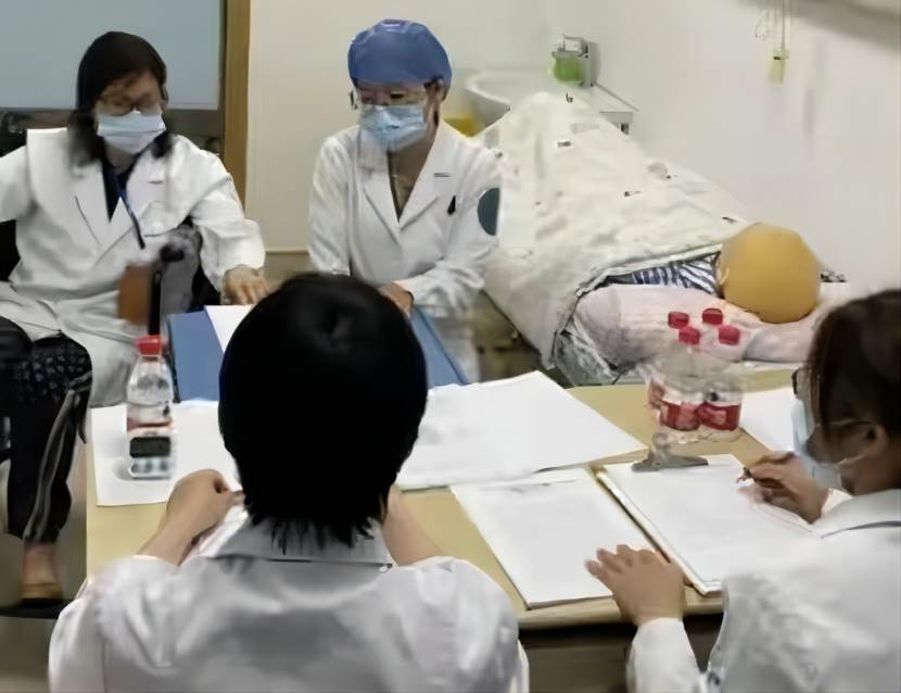 女友意外受傷成植物人!他不離不棄「賣店欠債90萬」也要救人,女友「奇蹟甦醒」後卻報警抓他