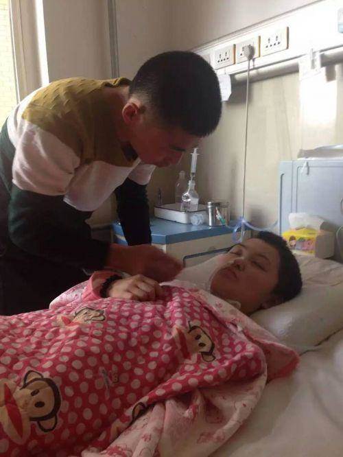 女友意外受傷成植物人!他不離不棄「賣店欠債90萬」也要救人,女友「奇蹟甦醒」後卻報警抓他