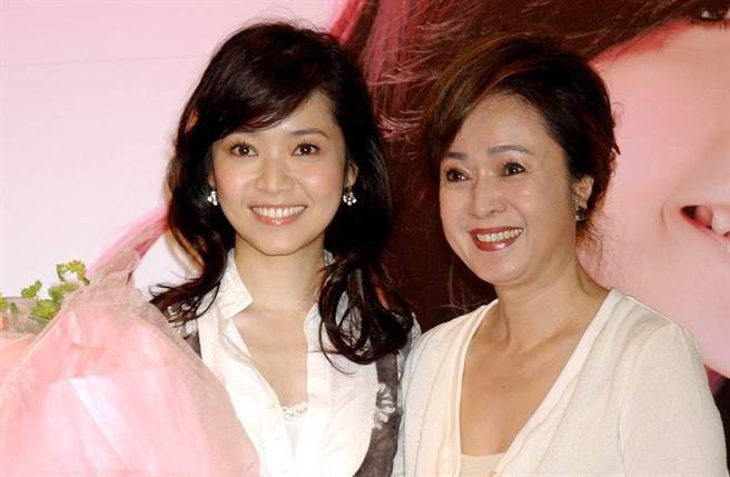 媽媽多次當小三!侯佩岑突鬆口「關係不健康」,嘆「一直把媽媽放第一位」:該切斷枷鎖