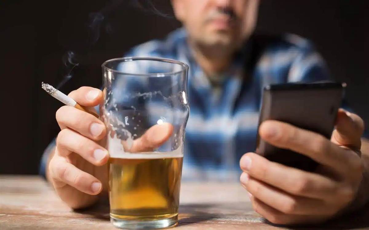52歲男子每週菸酒至少45次,胃出血檢查結果曝光,醫師嘆他勸了多年仍不改