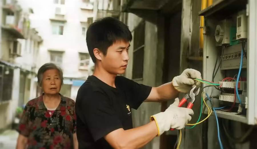 獨居老太電費暴增,兒子剪斷異常電線後隔壁傳來慘叫
