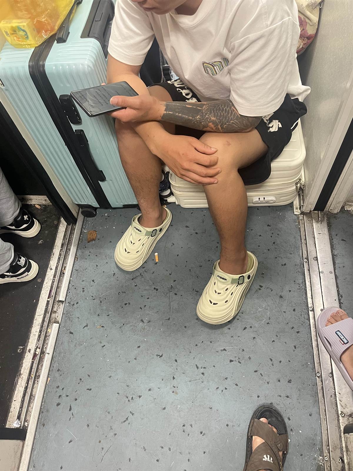 紋身男膝蓋冒出異常肉芽，車廂內頻頻抓癢，後續真相讓人不敢只靠肉眼判斷
