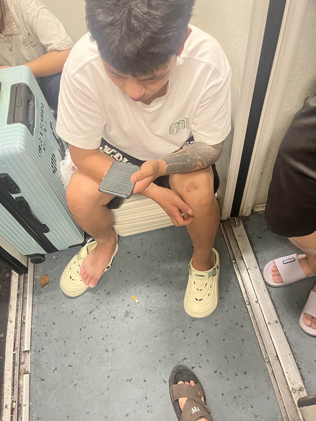 紋身男膝蓋冒出異常肉芽，車廂內頻頻抓癢，後續真相讓人不敢只靠肉眼判斷