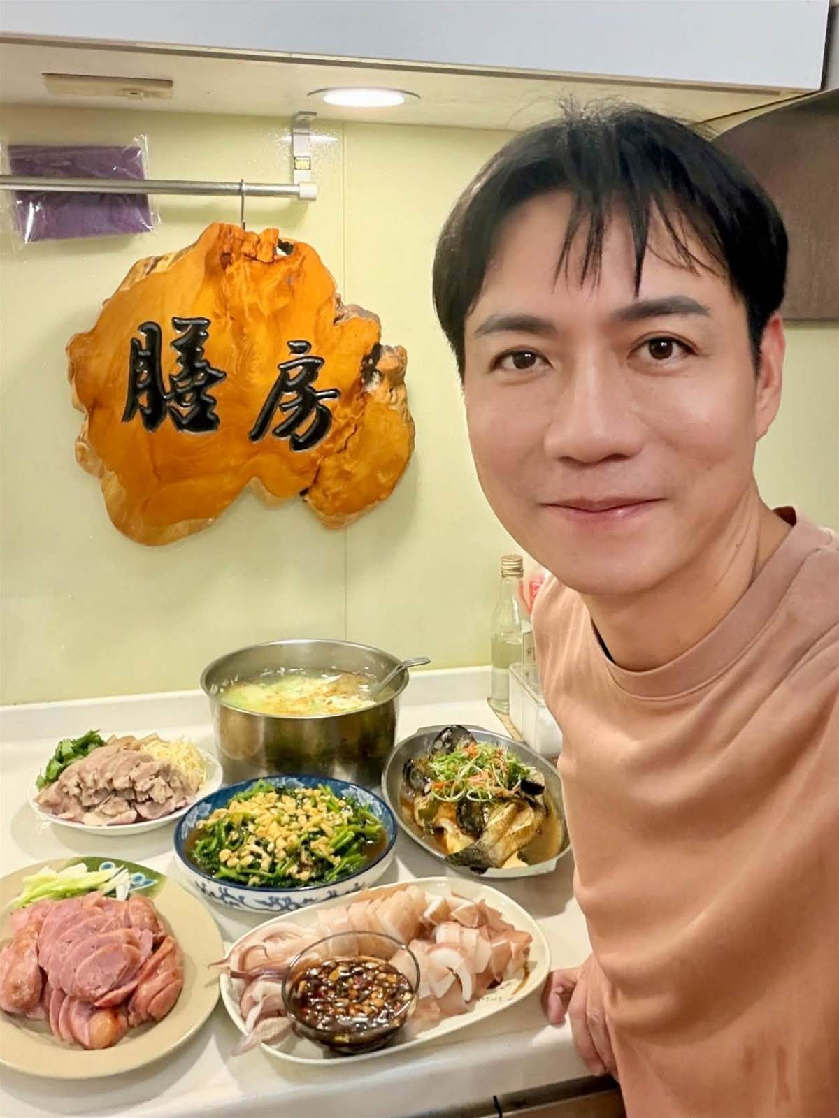 50歲陳隨意聲帶手術後噤聲休養,愛妻全程陪伴,最新狀況曝光